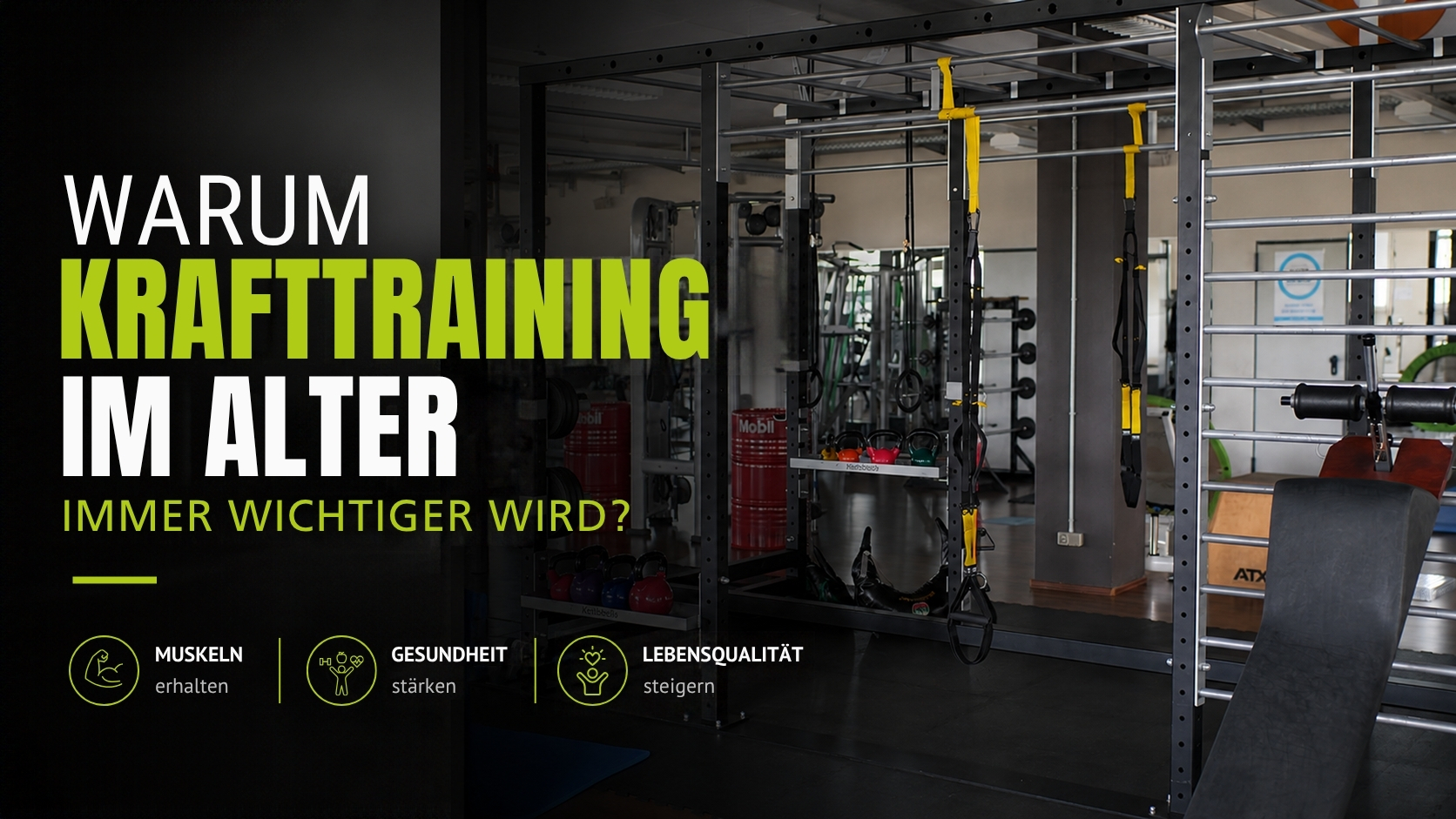 Functional-Training-Bereich mit Trainingsgeräten, Kettlebells und Schlingentrainern als Symbol für Krafttraining, Mobilität und Gesundheit im Alter.