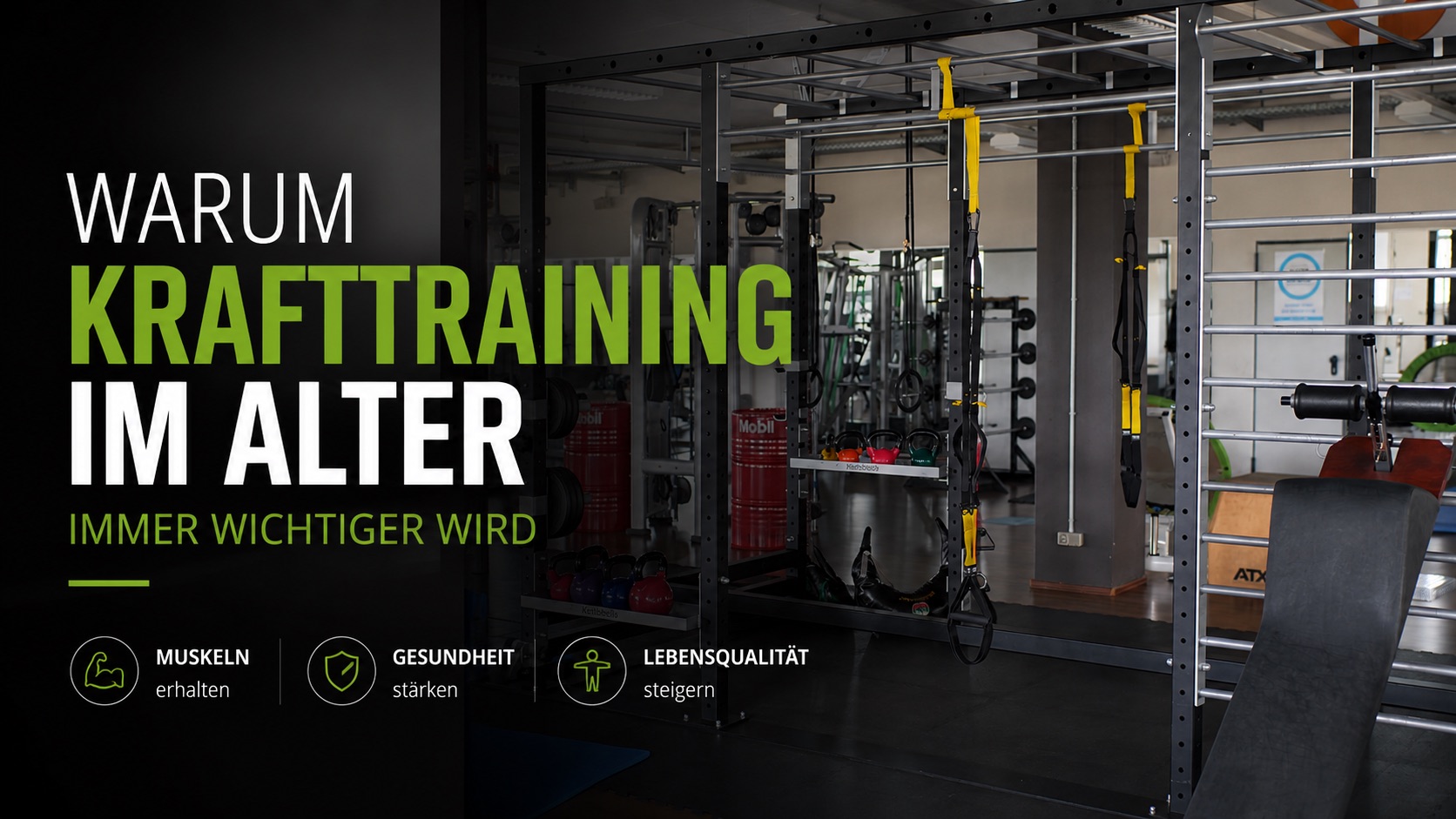 Functional-Training-Bereich mit Trainingsgeräten, Kettlebells und Schlingentrainern als Symbol für Krafttraining, Mobilität und Gesundheit im Alter.